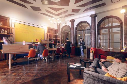 Pal's Hostel and Apartments - image 4