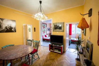 Cosy Art Flat - image 1