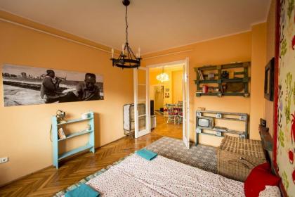 Cosy Art Flat - image 7
