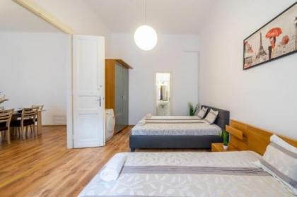 Real Apartments Lovag - image 12