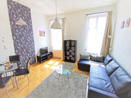 Gozsdu Apartment - image 3