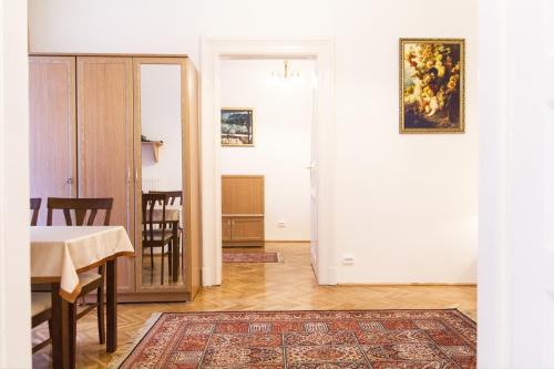 Authentic Budapest Apartment - image 2