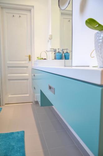 Blue Luxury Apartment - image 4