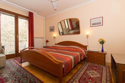 Budavar Bed and Breakfast - image 1
