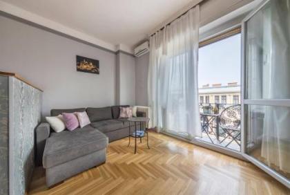Astoria Balcony Apartment - image 1