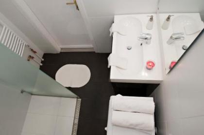 Astoria Balcony Apartment - image 13