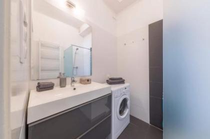 Astoria Balcony Apartment - image 14
