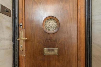 Astoria Balcony Apartment - image 17