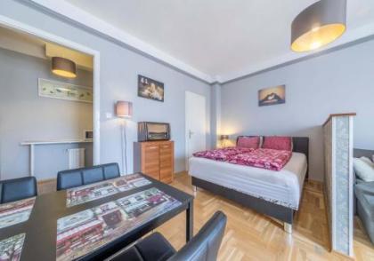 Astoria Balcony Apartment - image 3