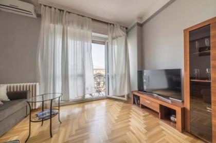 Astoria Balcony Apartment - image 8