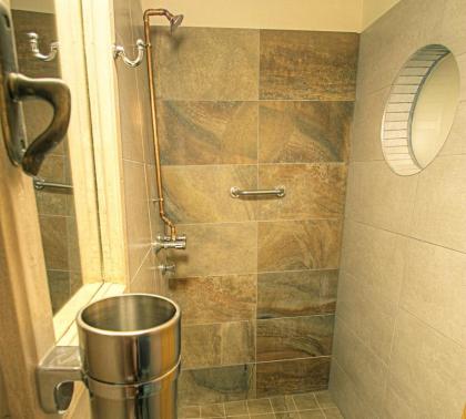 Lavender Circus Apartments - image 10
