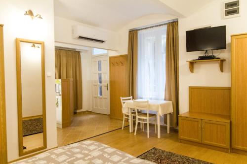 Authentic Grand Boulevard - image 4