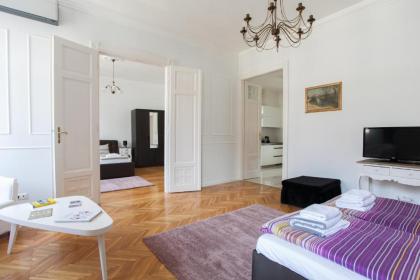 Chic & Charm Apartment - image 10