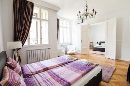 Chic & Charm Apartment - image 11