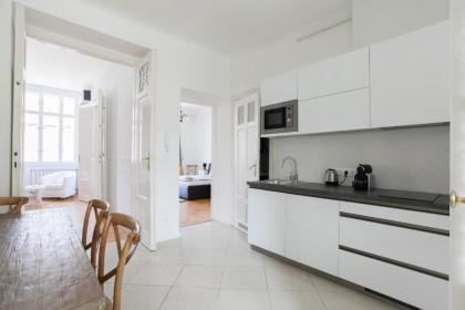 Chic & Charm Apartment - image 15