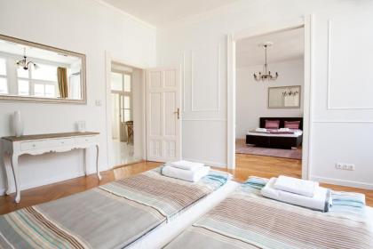 Chic & Charm Apartment - image 3