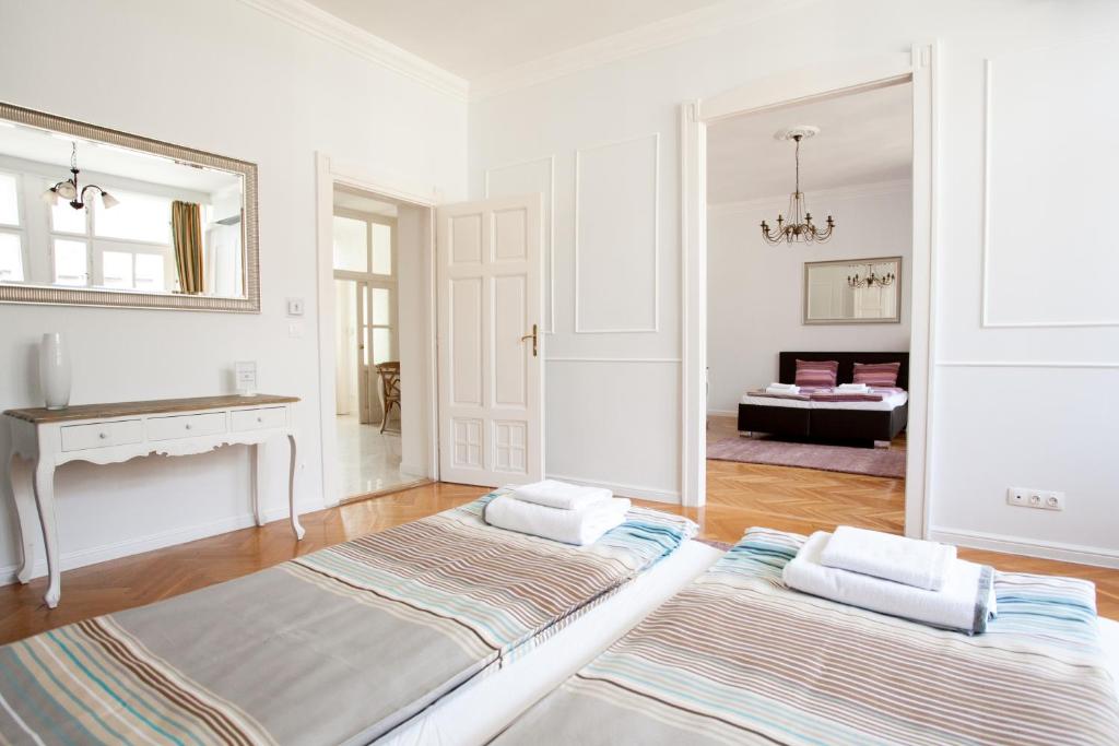 Chic & Charm Apartment - image 3