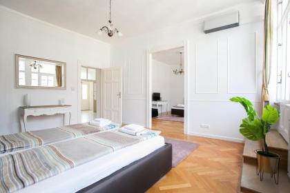 Chic & Charm Apartment - image 4