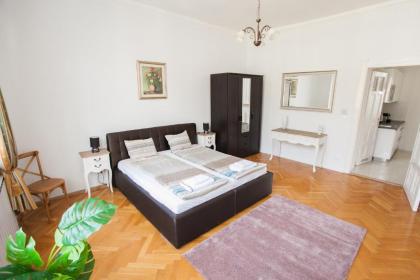 Chic & Charm Apartment - image 5