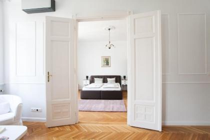 Chic & Charm Apartment - image 8