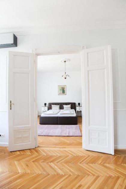 Chic & Charm Apartment - image 9