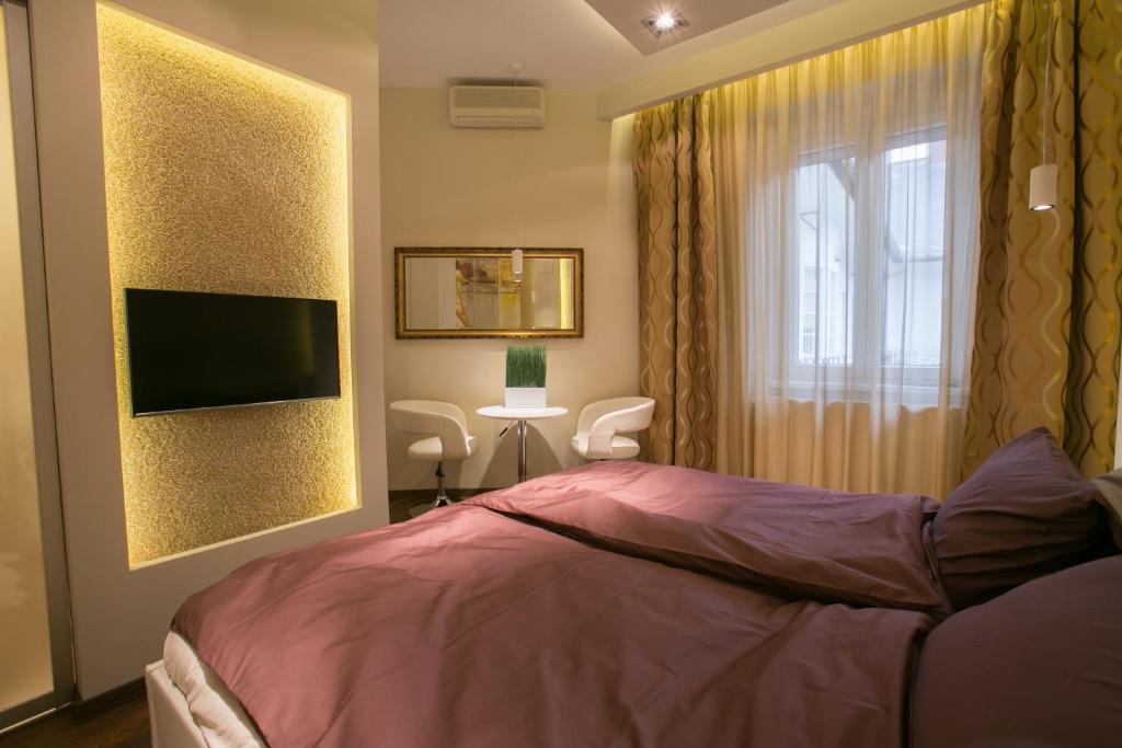 Chain Bridge Studio Apartment - main image