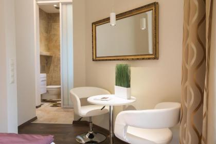 Chain Bridge Studio Apartment - image 10