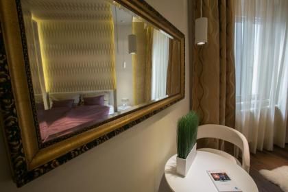 Chain Bridge Studio Apartment - image 13