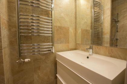 Chain Bridge Studio Apartment - image 16