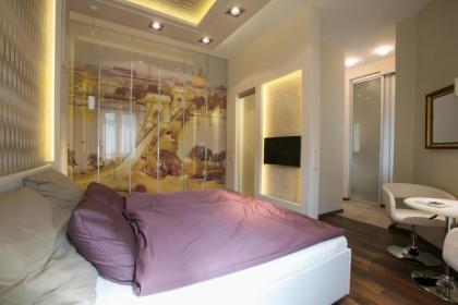 Chain Bridge Studio Apartment - image 3