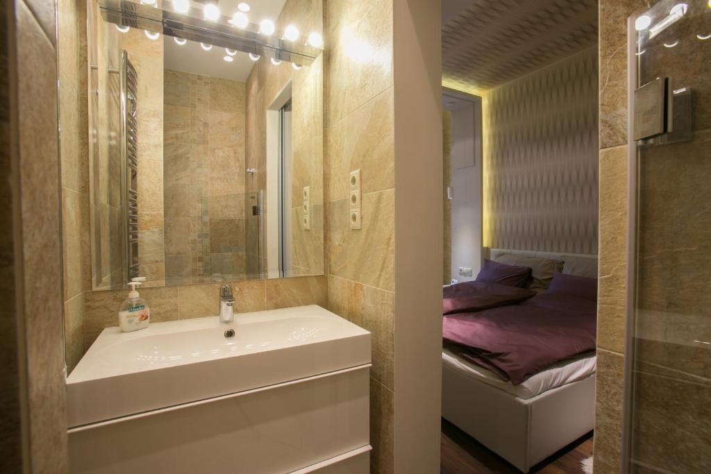 Chain Bridge Studio Apartment - image 6