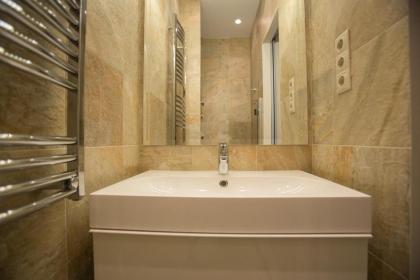 Chain Bridge Studio Apartment - image 8