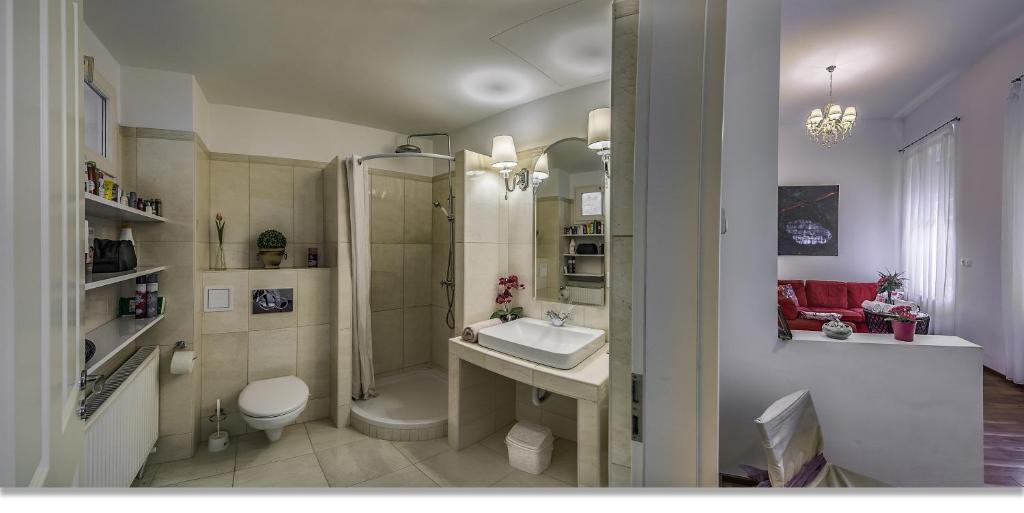 Julia's Home - image 3