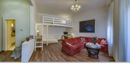 Julia's Home - image 4