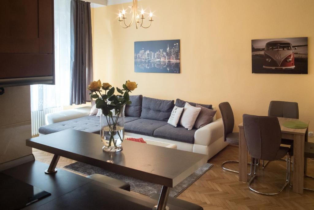 Rebecca Apartment next to Synagogue - image 3