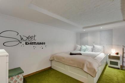 Sweet Dreams at Oktogon - image 2