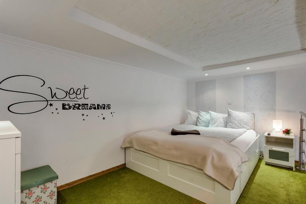 Sweet Dreams at Oktogon - image 2