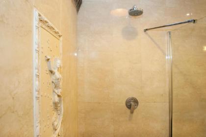 Inviting flat in the heart of town - image 17