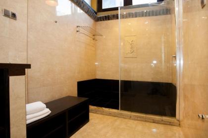 Inviting flat in the heart of town - image 19