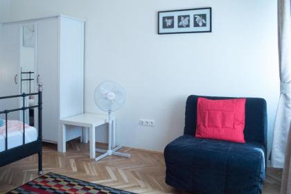 Friendly home in the center - image 6