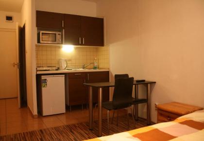 Margaret Bridge Studio Apartment - image 20