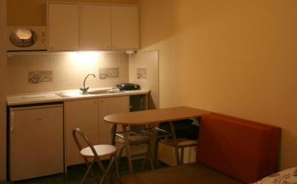 Margaret Bridge Studio Apartment - image 9