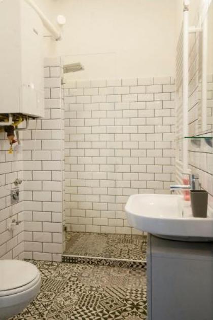 Stylish downtown apartment - image 11