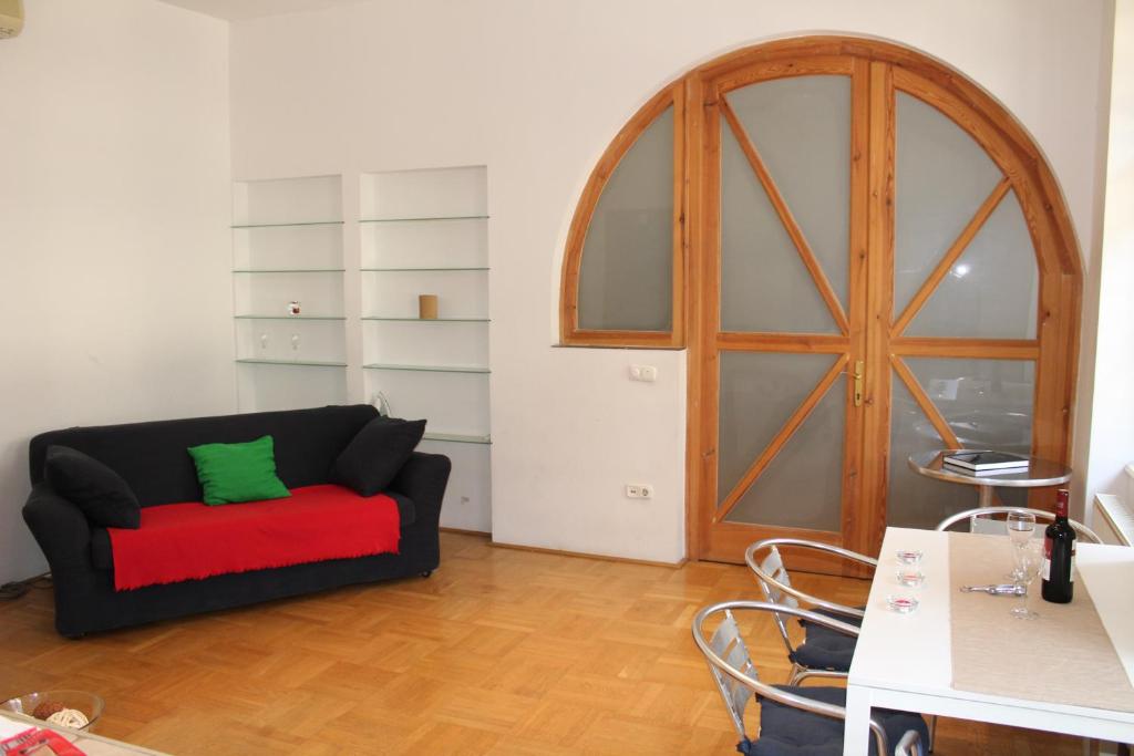 Kiona Apartment - main image