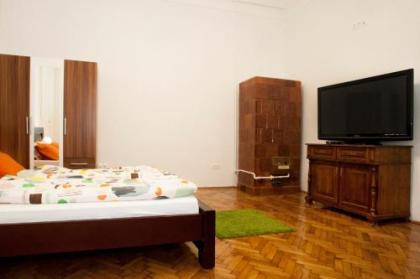 Ariel Studio Close to St. Stephen Basilica - image 8