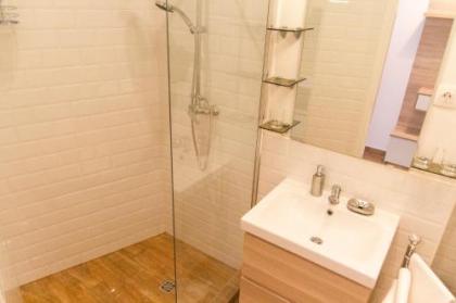 Luxury 2BR Apt by the Synagogue - image 11