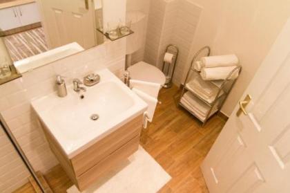 Luxury 2BR Apt by the Synagogue - image 15