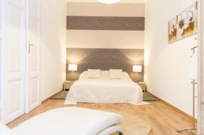 Luxury 2BR Apt by the Synagogue - image 8