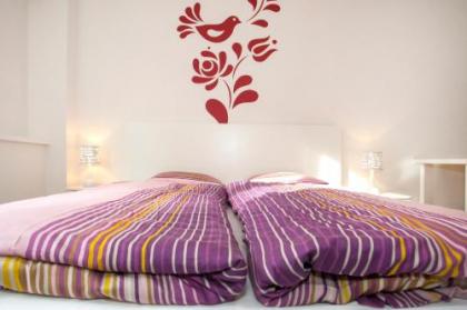 Ilona 2 bedrooms apartment in the center - image 12
