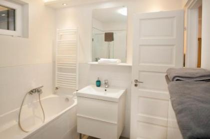 Ilona 2 bedrooms apartment in the center - image 18